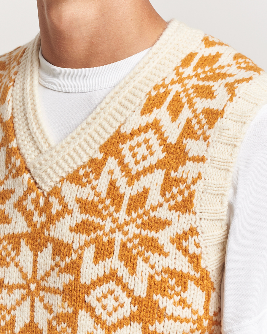 Men | Sweaters & Knitwear | BEAMS PLUS | Snow Pattern Knit Vest Gold