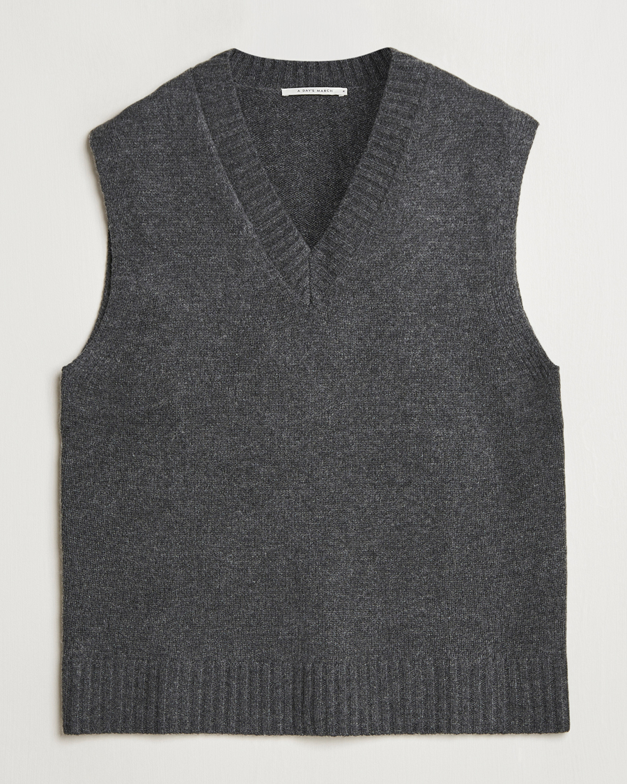 Men | Sweaters & Knitwear | A Day's March | Wigtown Lambswool V-Neck Vest Charcoal