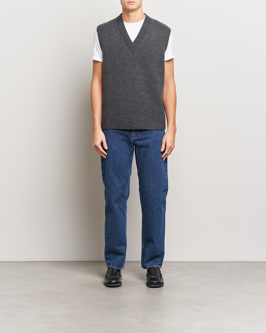 Men | Sweaters & Knitwear | A Day's March | Wigtown Lambswool V-Neck Vest Charcoal