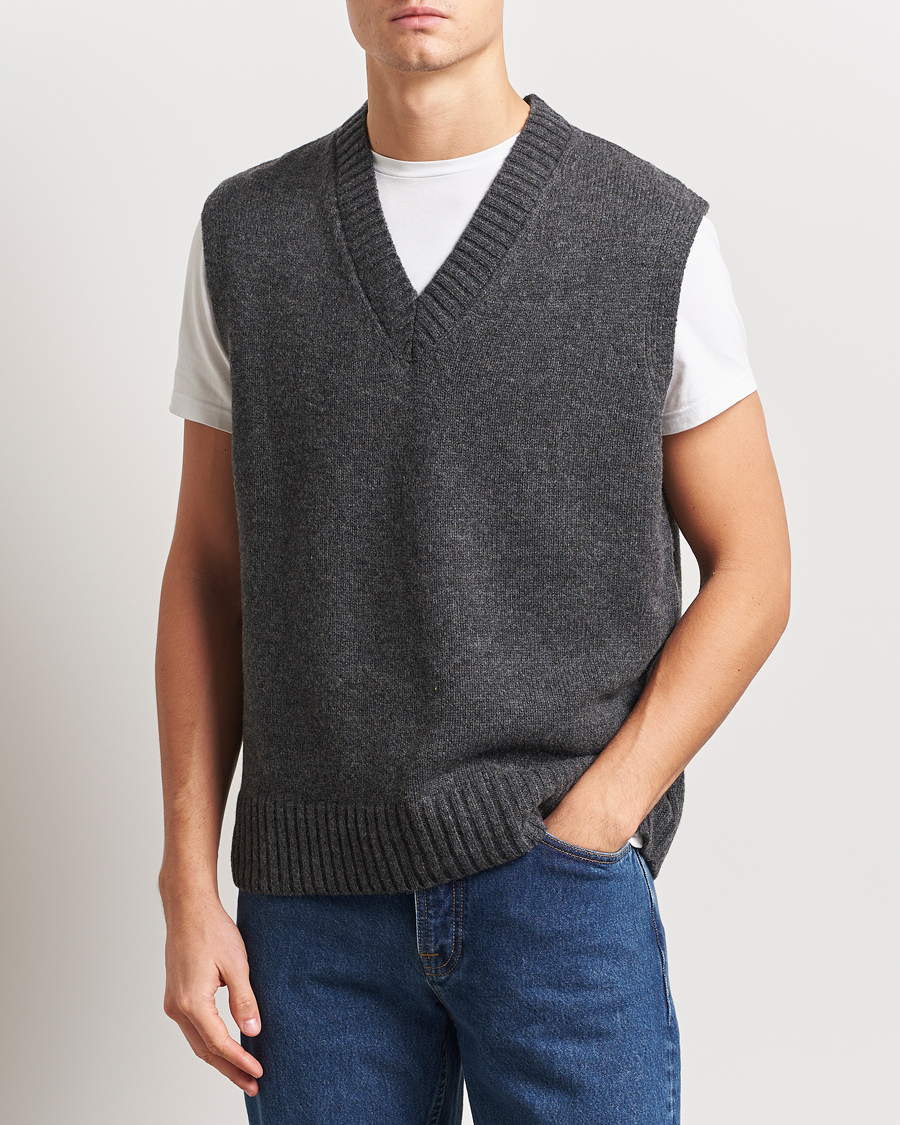 Men | Sweaters & Knitwear | A Day's March | Wigtown Lambswool V-Neck Vest Charcoal