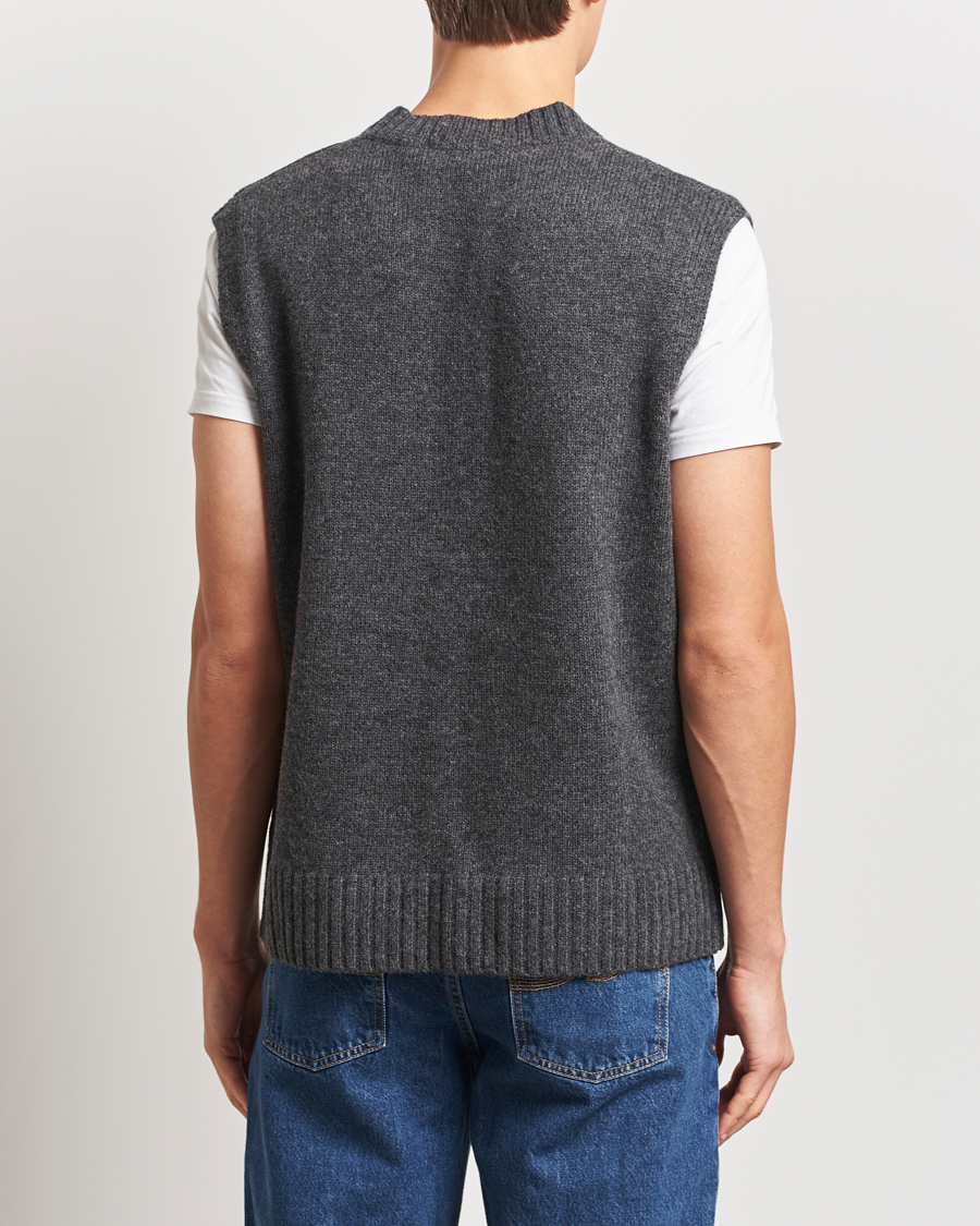 Men | Sweaters & Knitwear | A Day's March | Wigtown Lambswool V-Neck Vest Charcoal