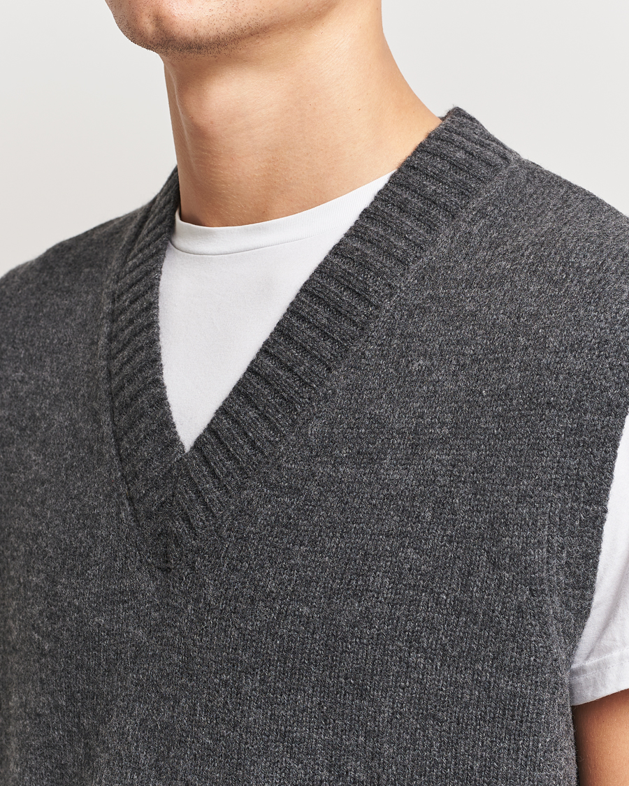 Men | Sweaters & Knitwear | A Day's March | Wigtown Lambswool V-Neck Vest Charcoal