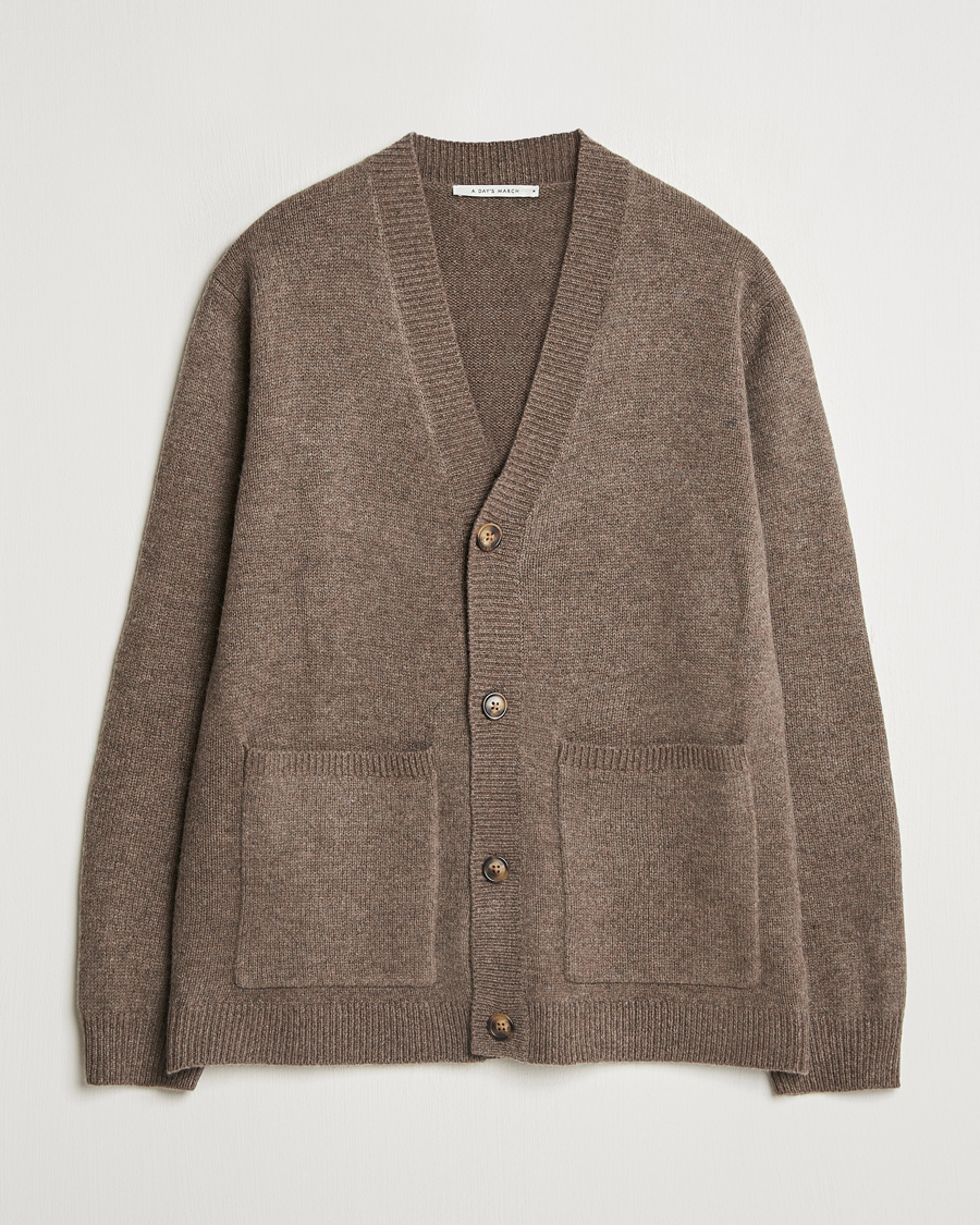 Men | Sweaters & Knitwear | A Day's March | Jarrow Lambswool Cardigan Dark Taupe