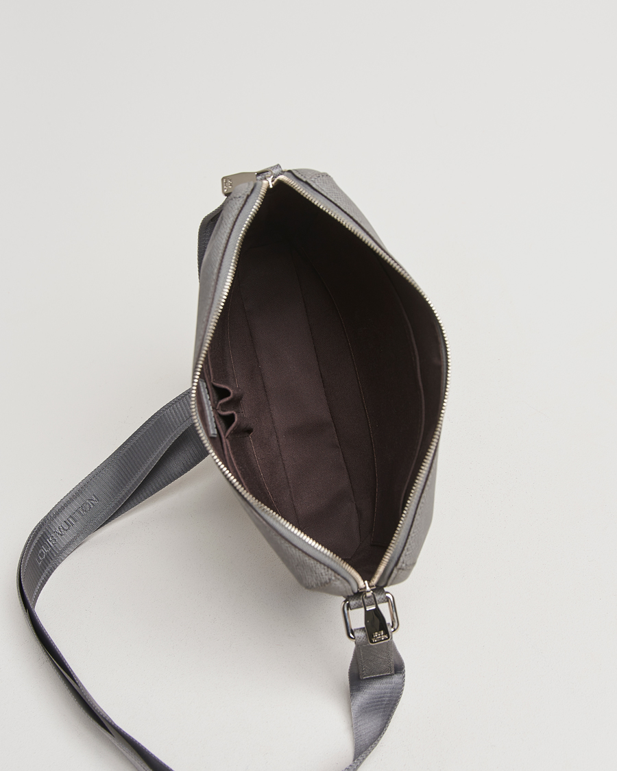 Men | Pre-Owned & Vintage Bags | Louis Vuitton Pre-Owned | Gray Taiga PM Messenger Bag Grigori