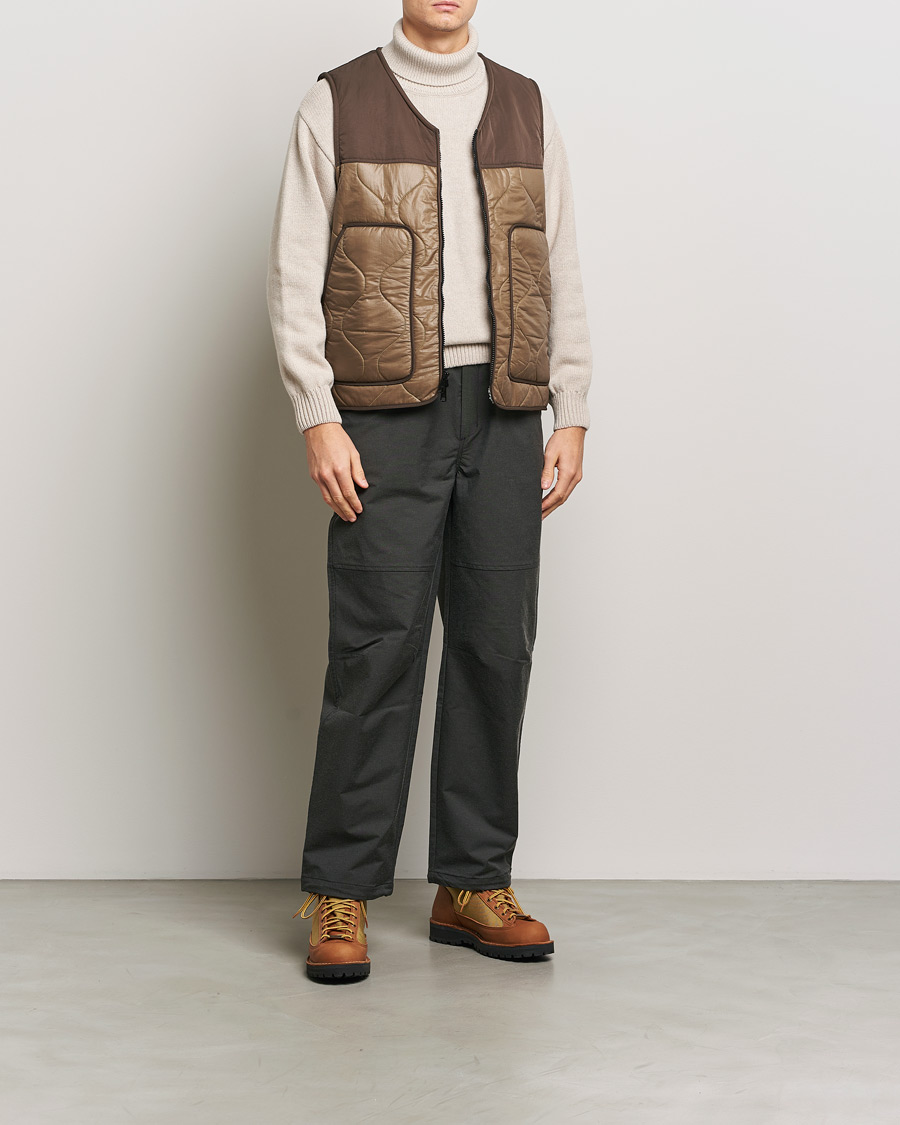 Men | Coats & Jackets | Woolrich | Quilted Vest Sherpa Lining by Todd Snyder Taupe