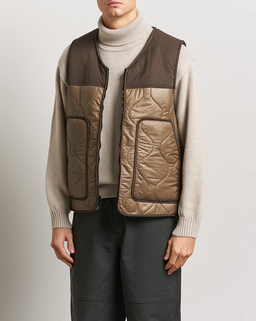 Men | Coats & Jackets | Woolrich | Quilted Vest Sherpa Lining by Todd Snyder Taupe