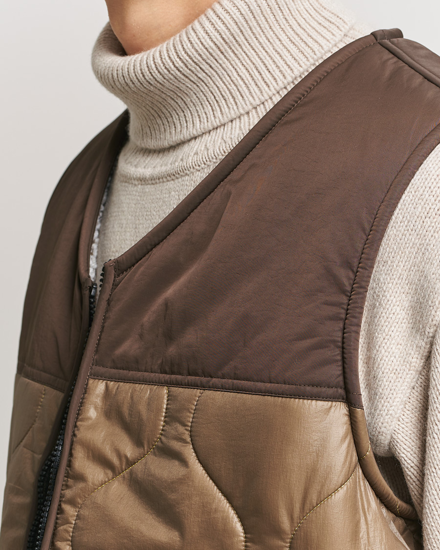 Men | Coats & Jackets | Woolrich | Quilted Vest Sherpa Lining by Todd Snyder Taupe