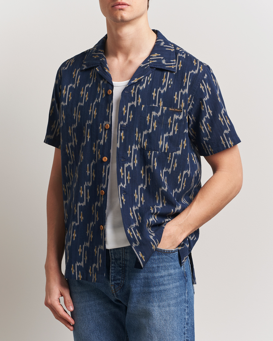 Men | Shirts | Nudie Jeans | Arvid Printed Short Sleeve Shirt Blueberry
