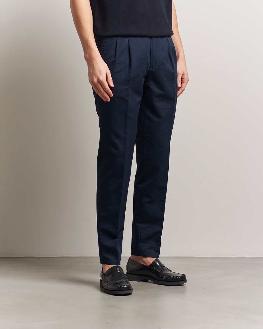 Men | Trousers | Incotex | Tapered Fit Pleated Linen Slacks Navy