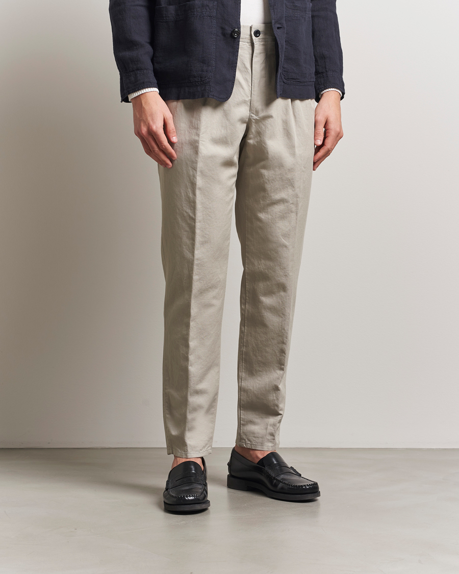 Men | Trousers | Incotex | Tapered Fit Pleated Linen Slacks Light Beige