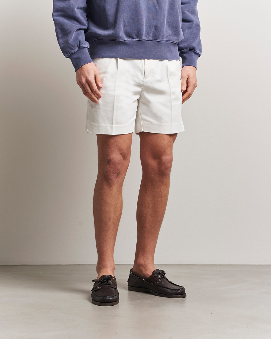 Men | Shorts | GANT 240 Mulberry Street | Regular Fit Dressed Cotton Twill Shorts Eggshell