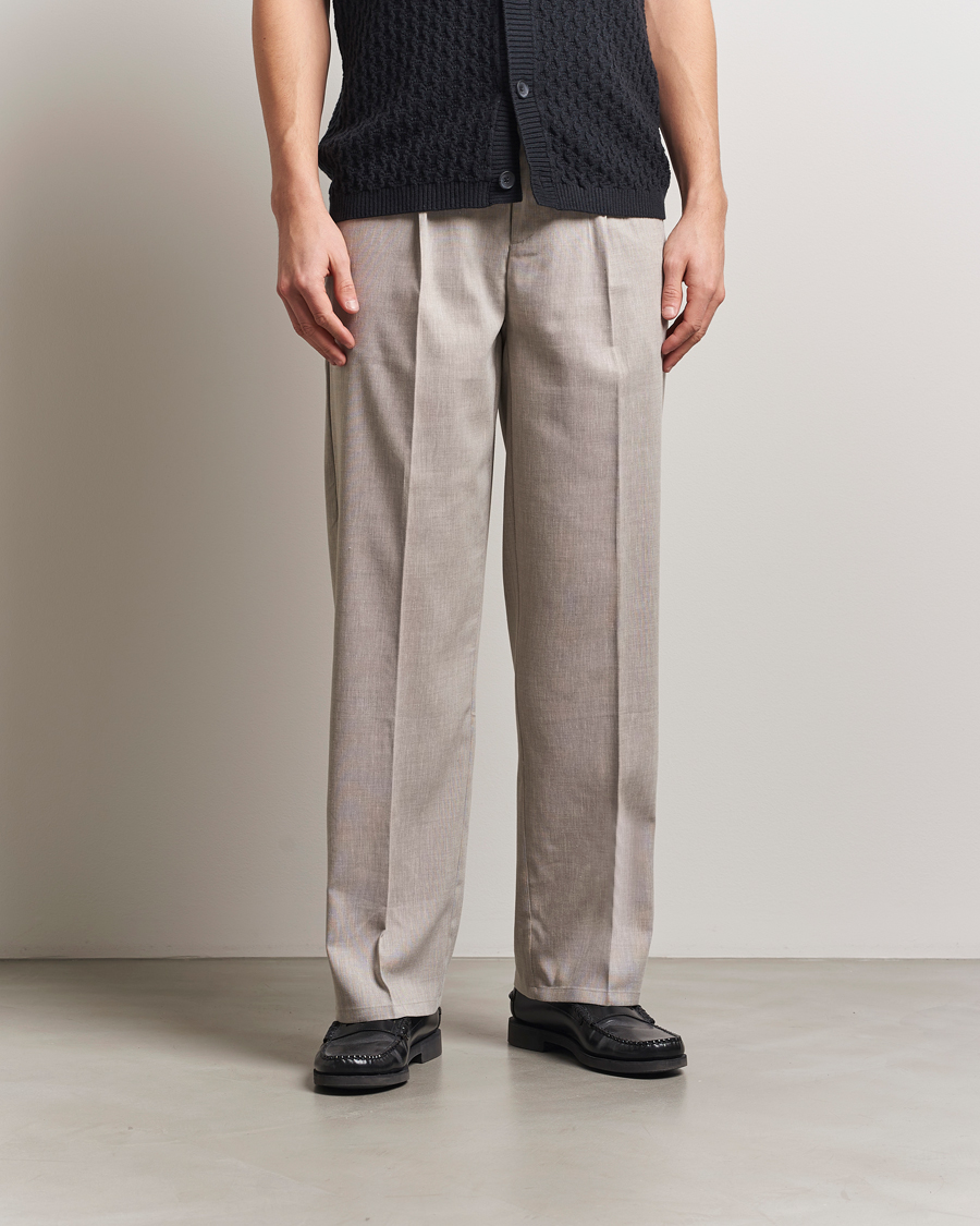 Men | Trousers | LES DEUX | Reece Pleated Slub Suit Pants Light Sand
