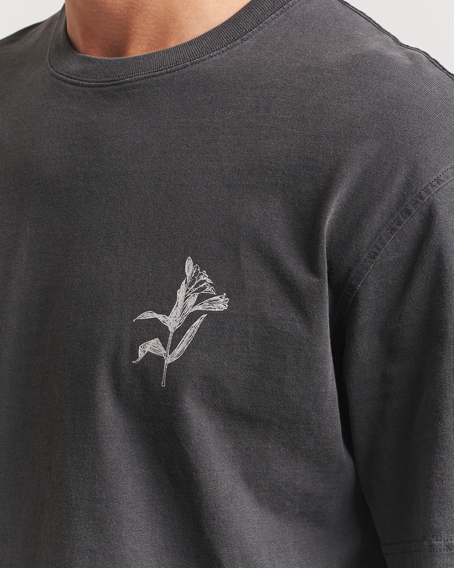 Men | T-Shirts | Samsøe Samsøe | Printed Lily Crew Neck T-Shirt Washed Black
