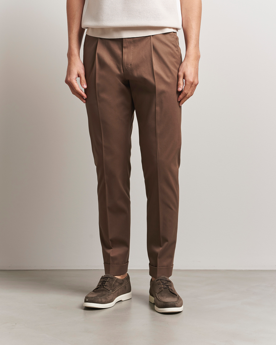 Men | Trousers | Tiger of Sweden | Tenuta Pleated Cotton Trousers Warm Brown