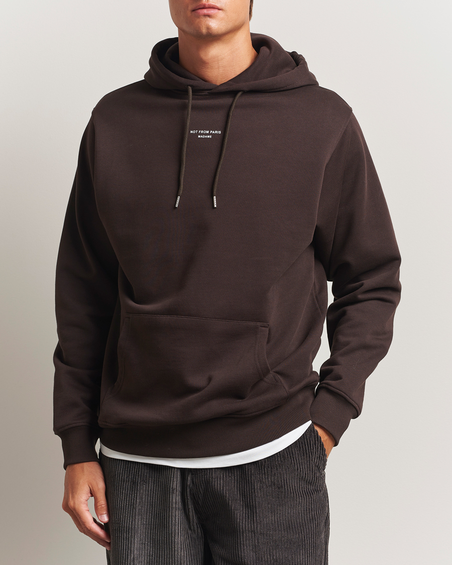 Men | Sweaters & Knitwear | Drôle de Monsieur | Classic Slogan Hoodie Dark Brown