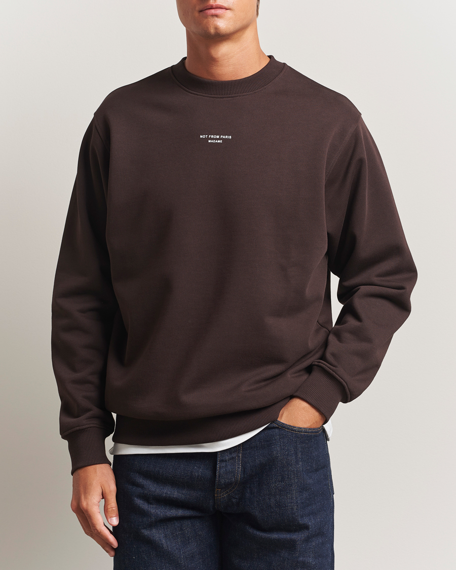 Men | Sweaters & Knitwear | Drôle de Monsieur | Classic Slogan Sweatshirt Dark Brown