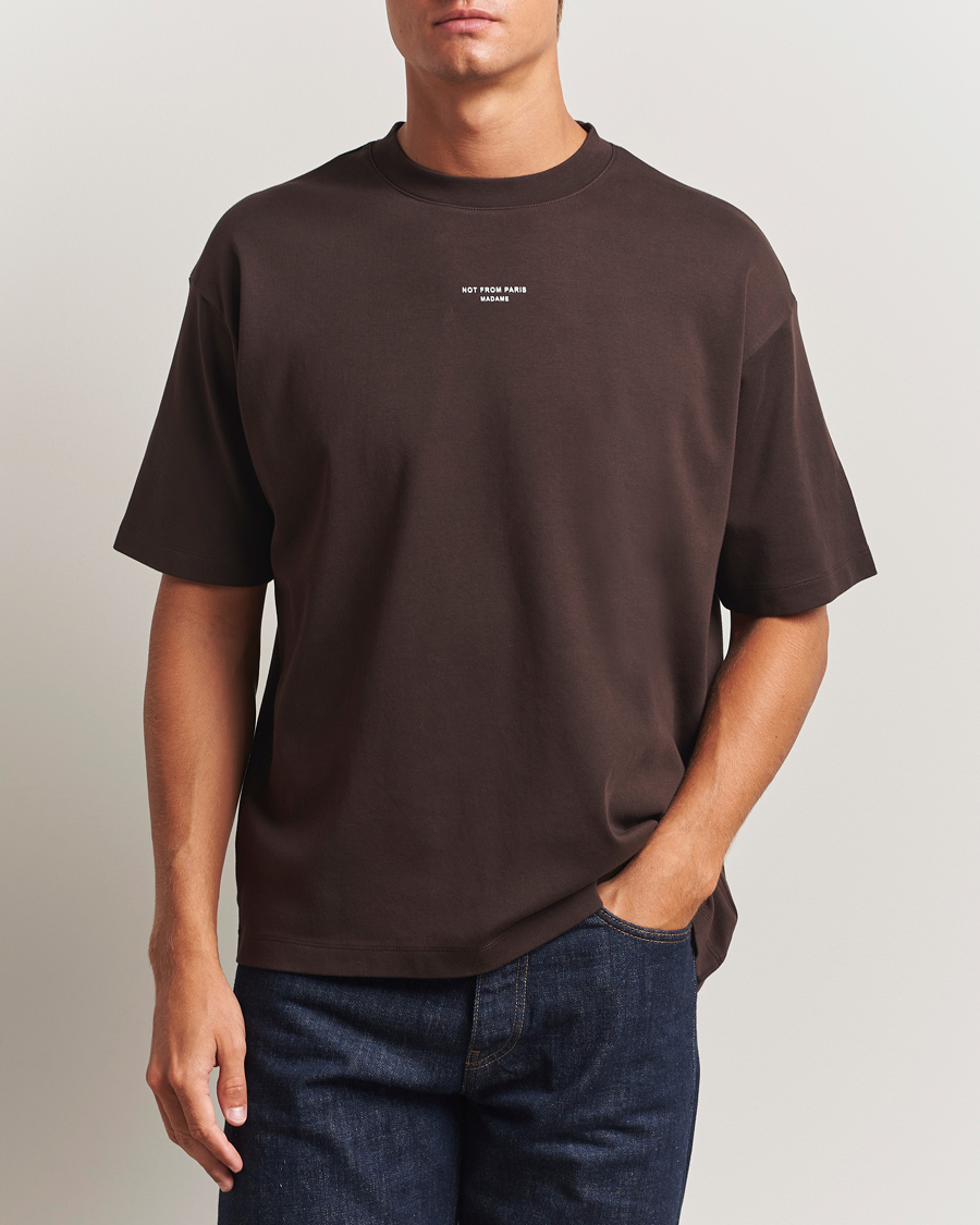 Men | T-Shirts | Drôle de Monsieur | Classic Slogan T-Shirt Dark Brown