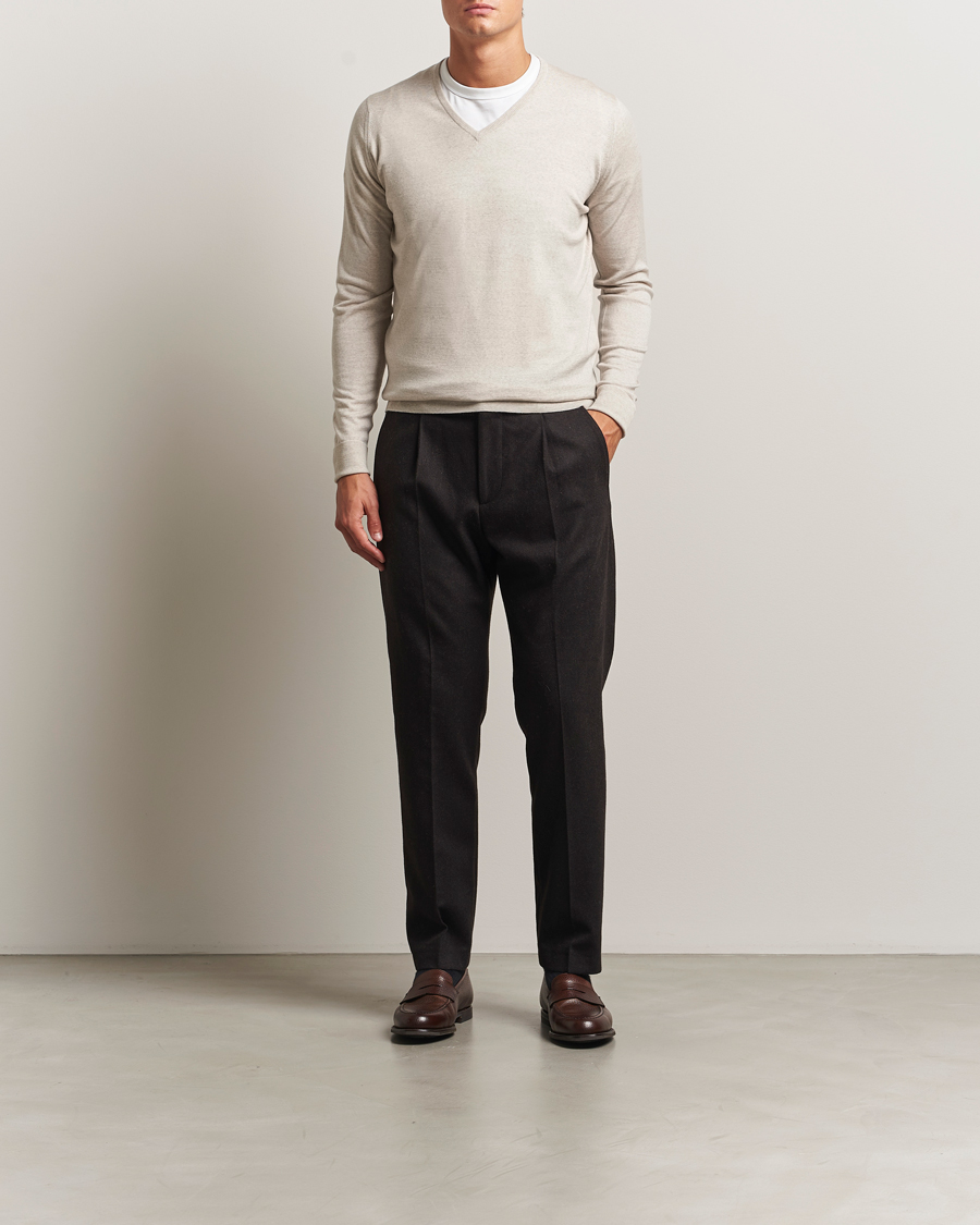 Men | Sweaters & Knitwear | John Smedley | Bobby Extra Fine Merino V-Neck Pullover Grey Fleece