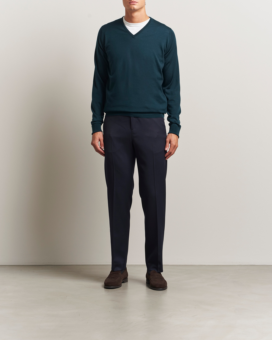 Men | Sweaters & Knitwear | John Smedley | Bobby Extra Fine Merino V-Neck Pullover Richardson Green