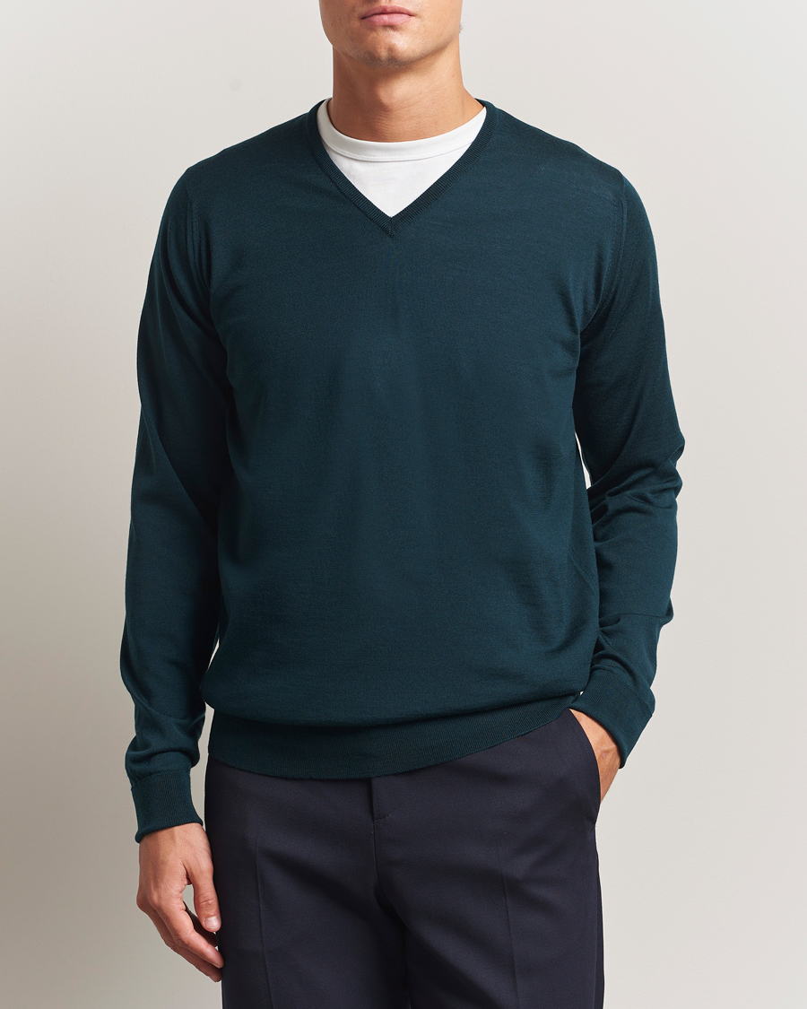 Men | Sweaters & Knitwear | John Smedley | Bobby Extra Fine Merino V-Neck Pullover Richardson Green