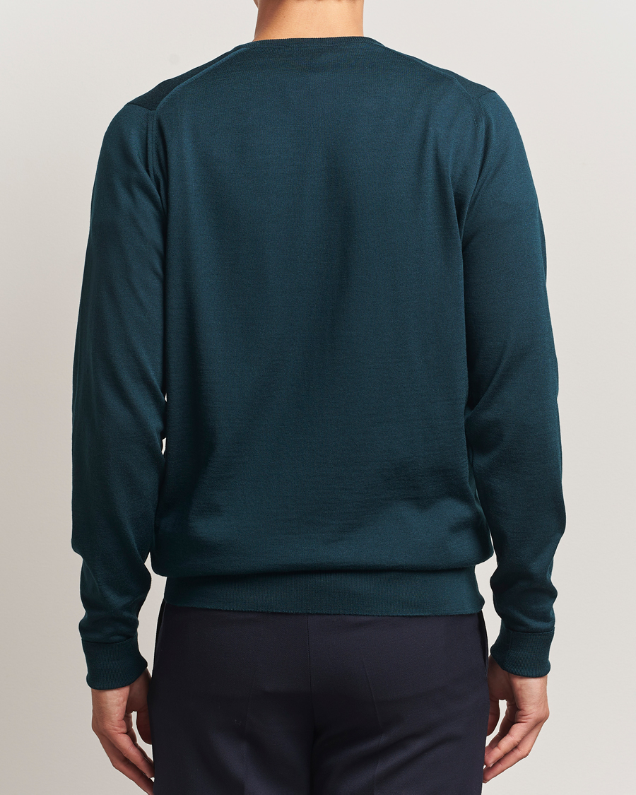 Men | Sweaters & Knitwear | John Smedley | Bobby Extra Fine Merino V-Neck Pullover Richardson Green