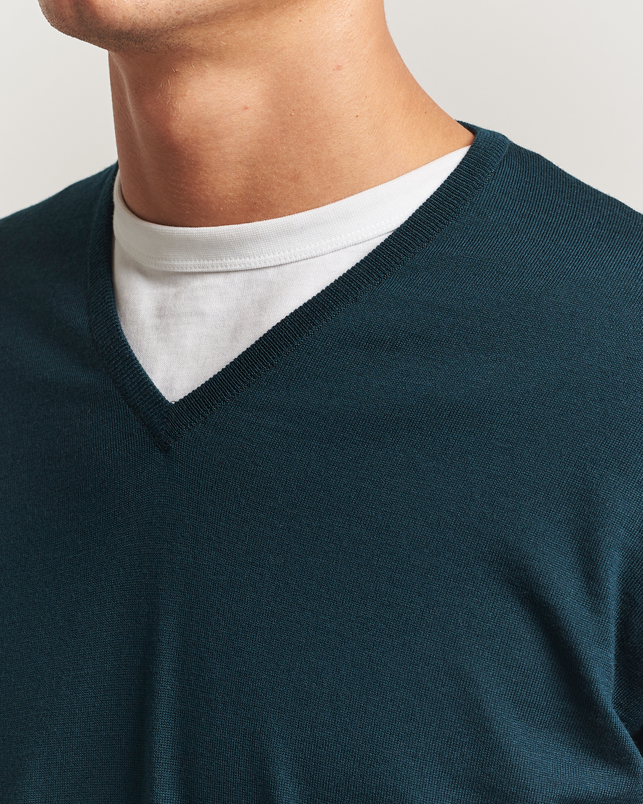 Men | Sweaters & Knitwear | John Smedley | Bobby Extra Fine Merino V-Neck Pullover Richardson Green