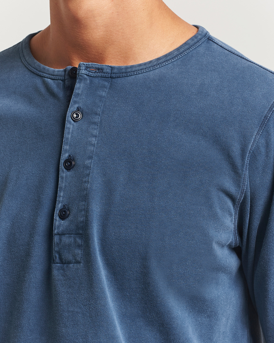 Men | Sweaters & Knitwear | Nudie Jeans | Long Sleeved Henley Washed Blue