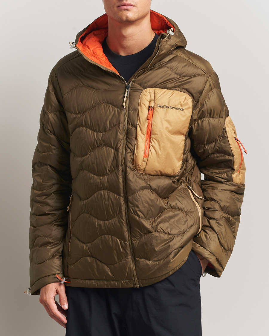 Men | Coats & Jackets | Peak Performance | Helium Utility Down Hooded Jacket Meadow Moss/Sierra Sand