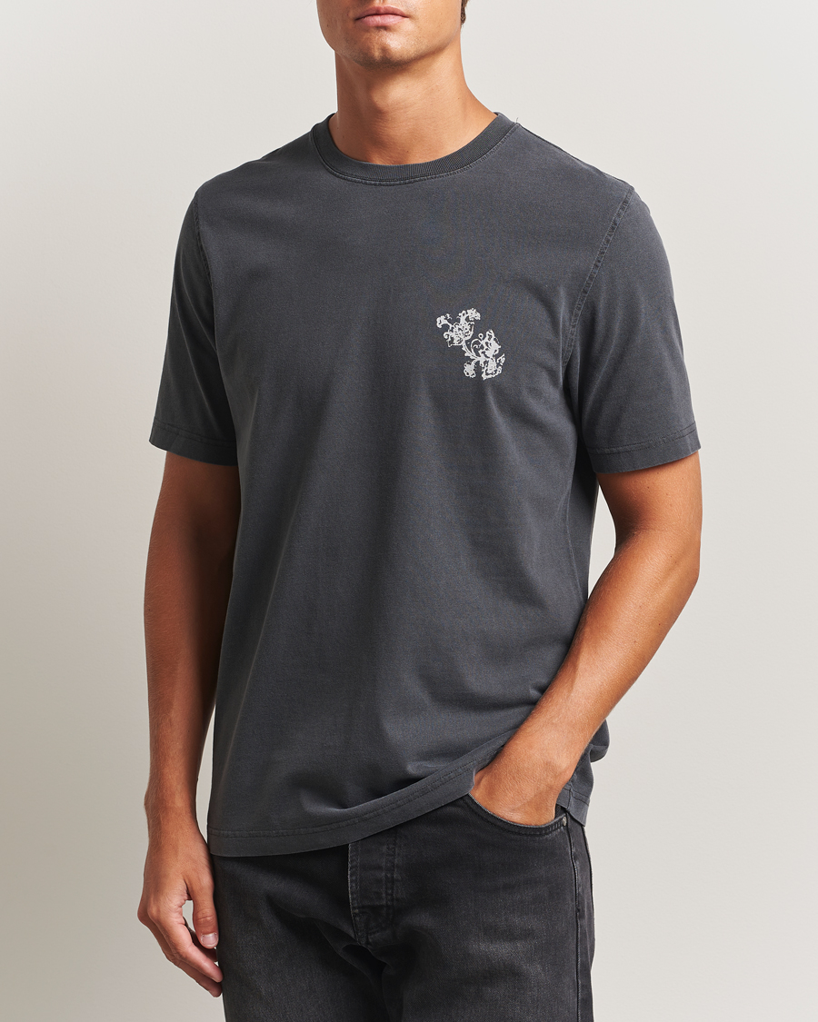 Men | T-Shirts | Samsøe Samsøe | Phil Printed Crew Neck T-Shirt Washed Black
