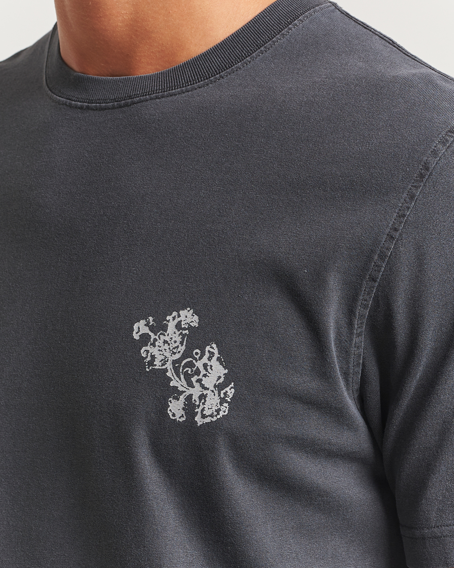 Men | T-Shirts | Samsøe Samsøe | Phil Printed Crew Neck T-Shirt Washed Black