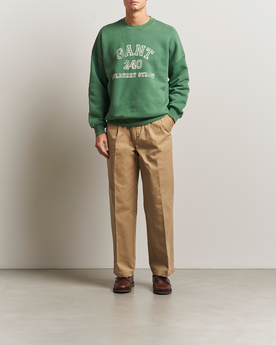 Men | Sweaters & Knitwear | GANT 240 Mulberry Street | Vintage Graphic Crew Neck Sweatshirts Forest Green
