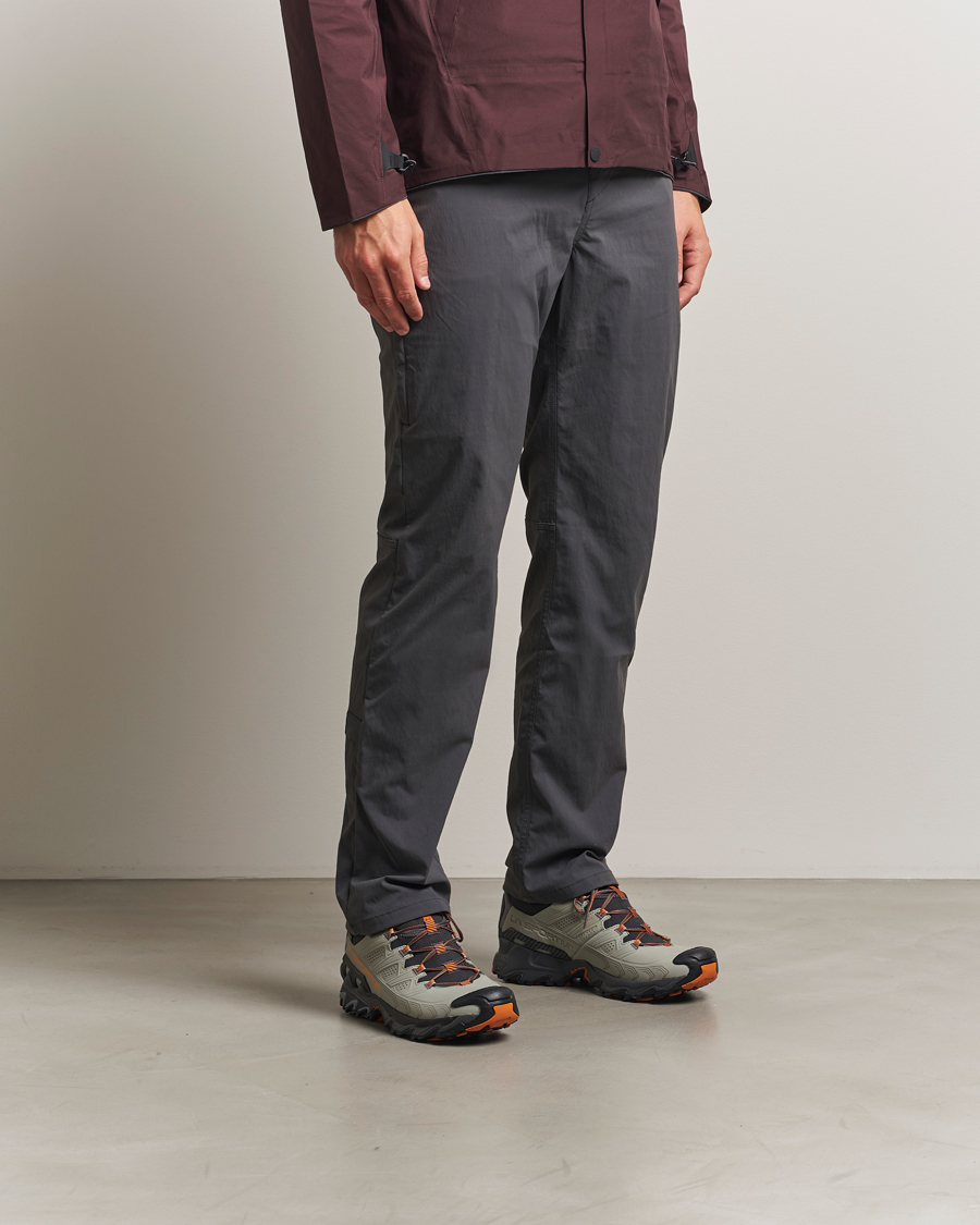 Men | Trail Sneakers | La Sportiva | Ultra Raptor II Leather GTX Grey/Marmalade
