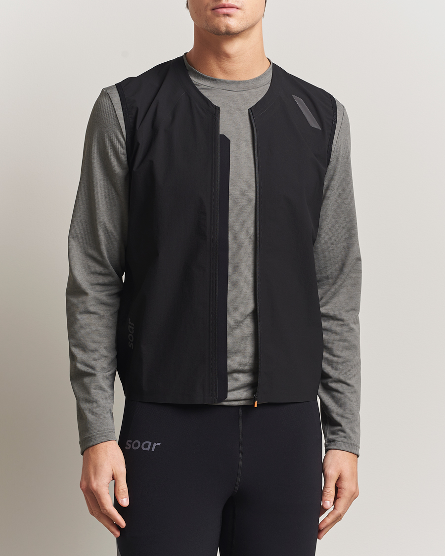 Men | Gilets | SOAR Running | Rainout Gilet Black