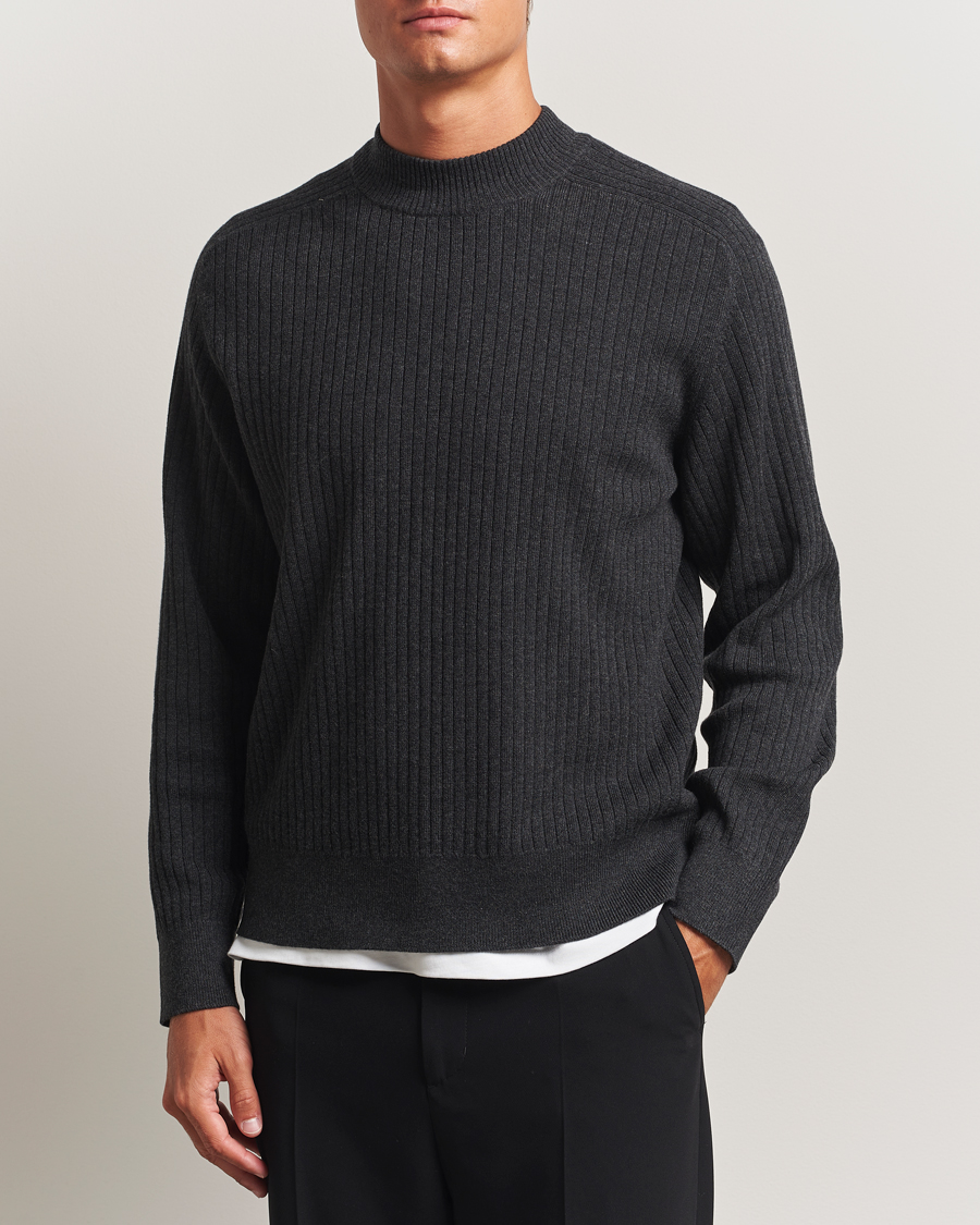 Men | Sweaters & Knitwear | Filippa K | Cotton Merino Knitted Mock Neck Sweater Anthracite Melange