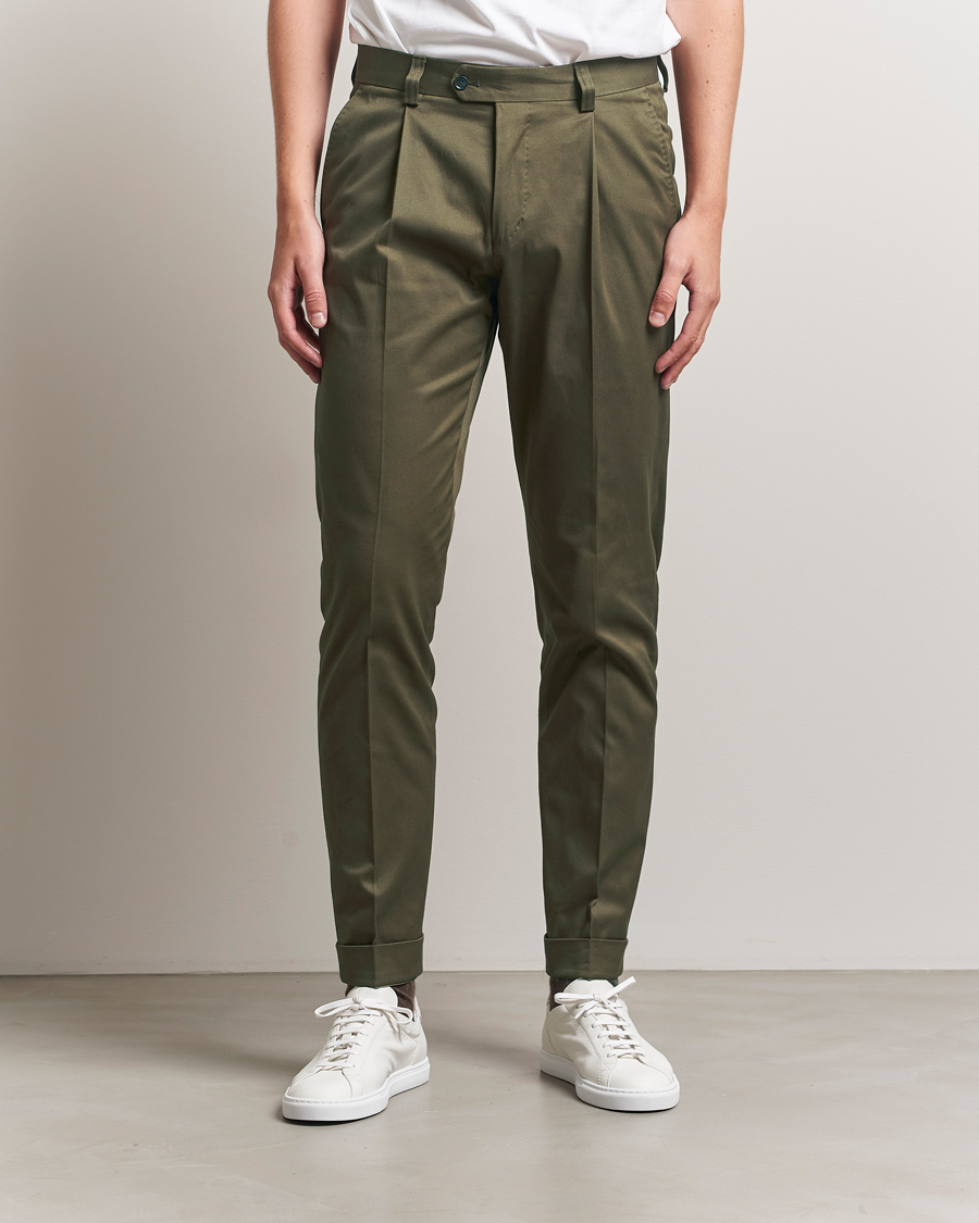 Men | Trousers | Tiger of Sweden | Tenuta Pleated Cotton Trousers Deep Olive