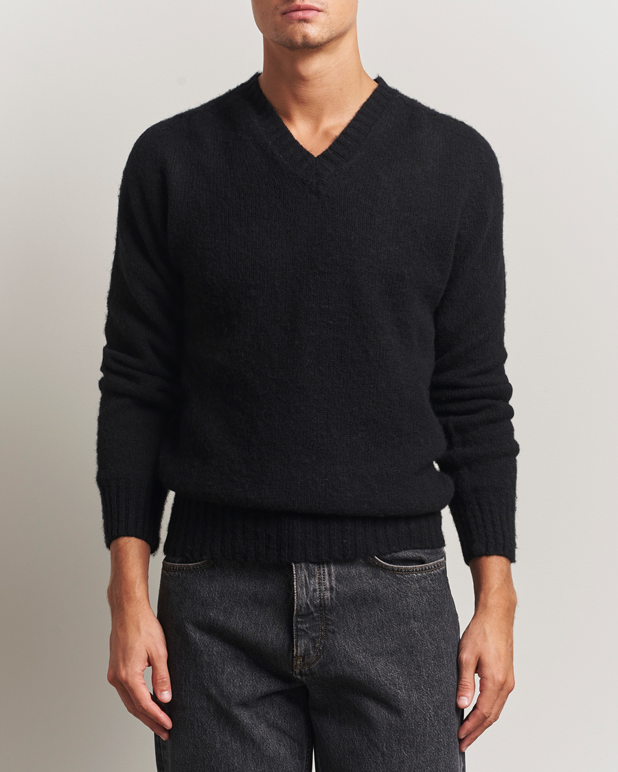 Men | Sweaters & Knitwear | Harley Of Scotland for Care of Carl | Harley Of Scotland Brushed Supersoft Lambswool V-Neck Black