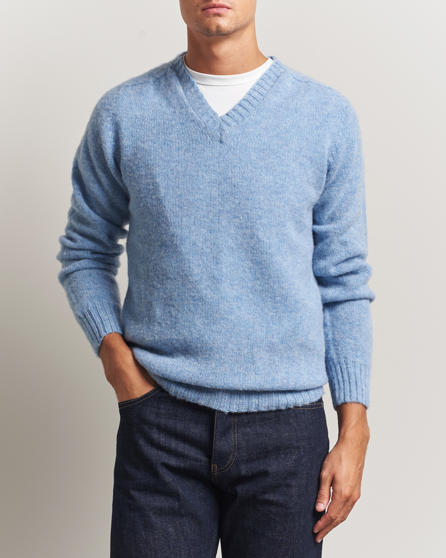 Men | Sweaters & Knitwear | Harley Of Scotland for Care of Carl | Harley Of Scotland Brushed Supersoft Lambswool V-Neck Light Blue