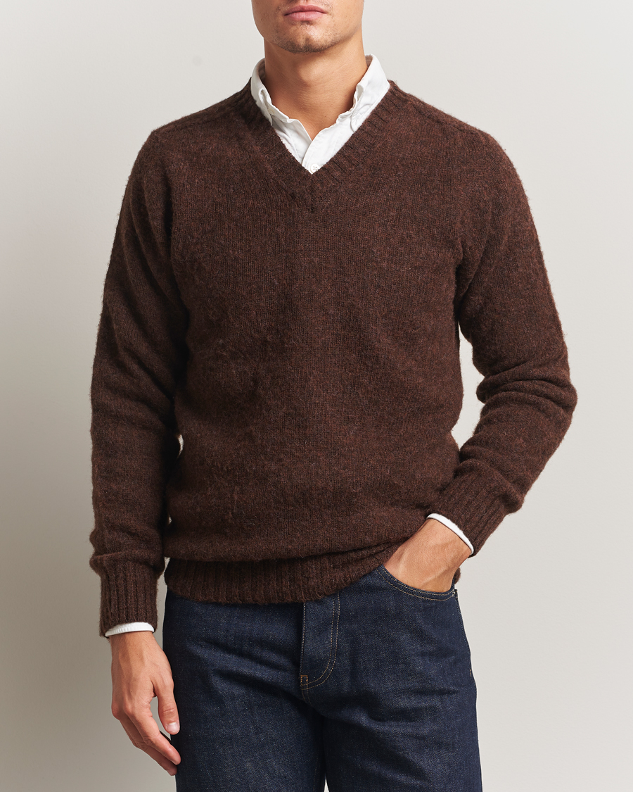 Men | Sweaters & Knitwear | Harley Of Scotland for Care of Carl | Harley Of Scotland Brushed Supersoft Lambswool V-Neck Brown