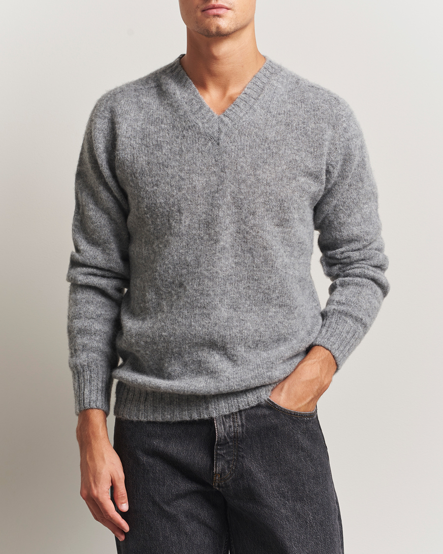 Men | Sweaters & Knitwear | Harley Of Scotland for Care of Carl | Harley Of Scotland Brushed Supersoft Lambswool V-Neck Mid Grey