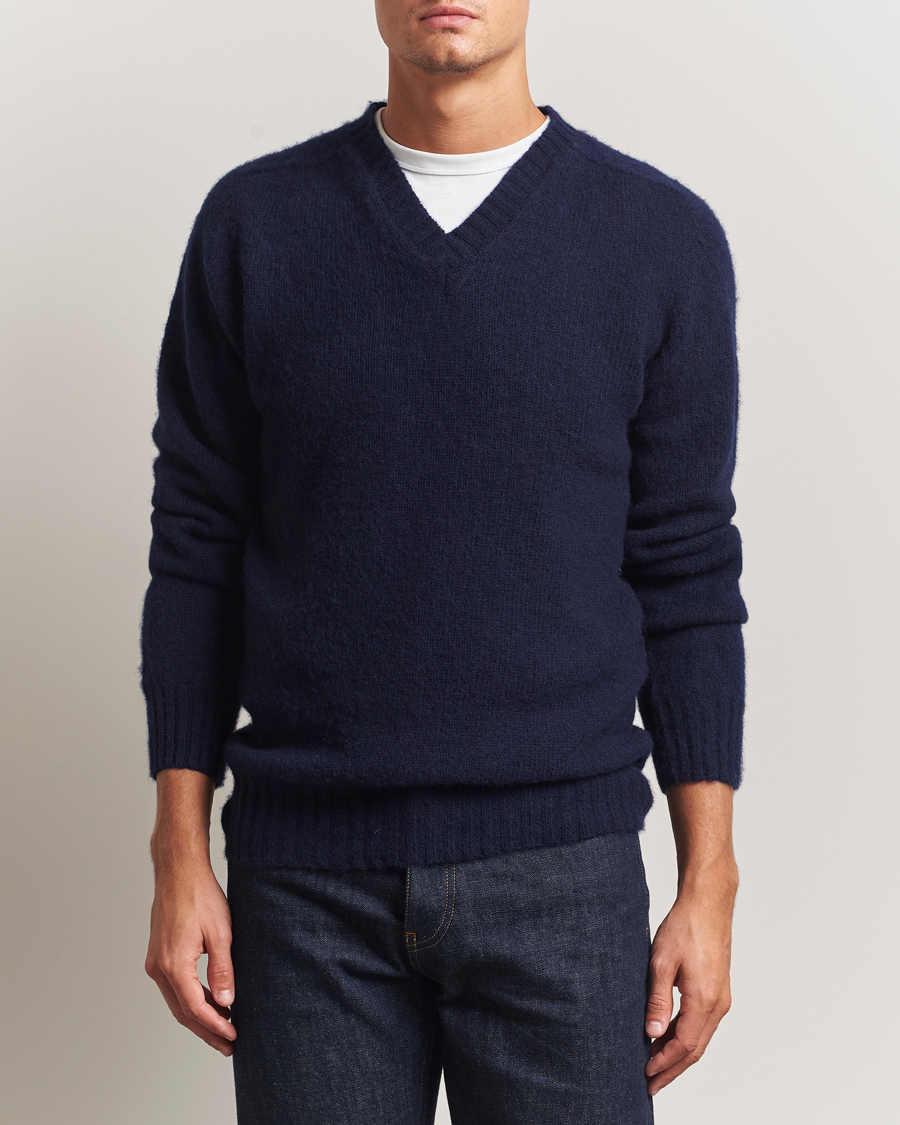 Men | Sweaters & Knitwear | Harley Of Scotland for Care of Carl | Harley Of Scotland Brushed Supersoft Lambswool V-Neck Navy