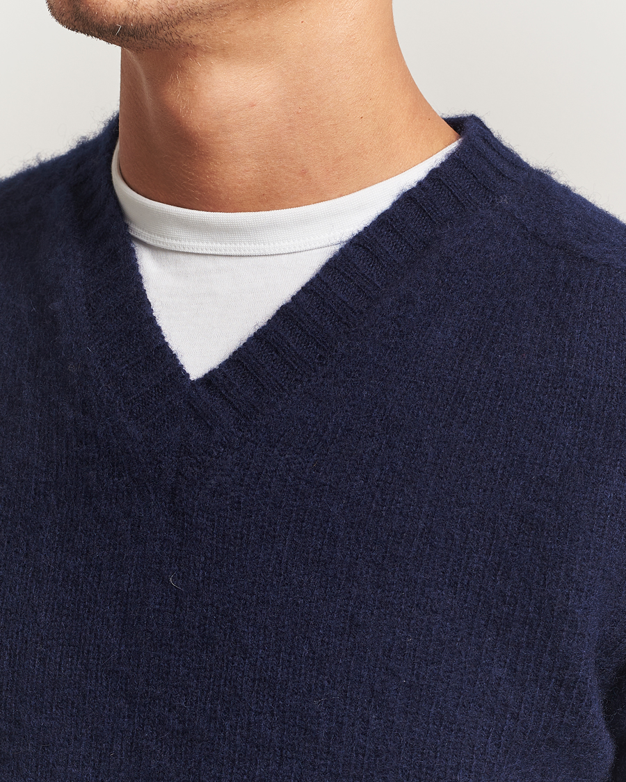 Men | Sweaters & Knitwear | Harley Of Scotland for Care of Carl | Harley Of Scotland Brushed Supersoft Lambswool V-Neck Navy