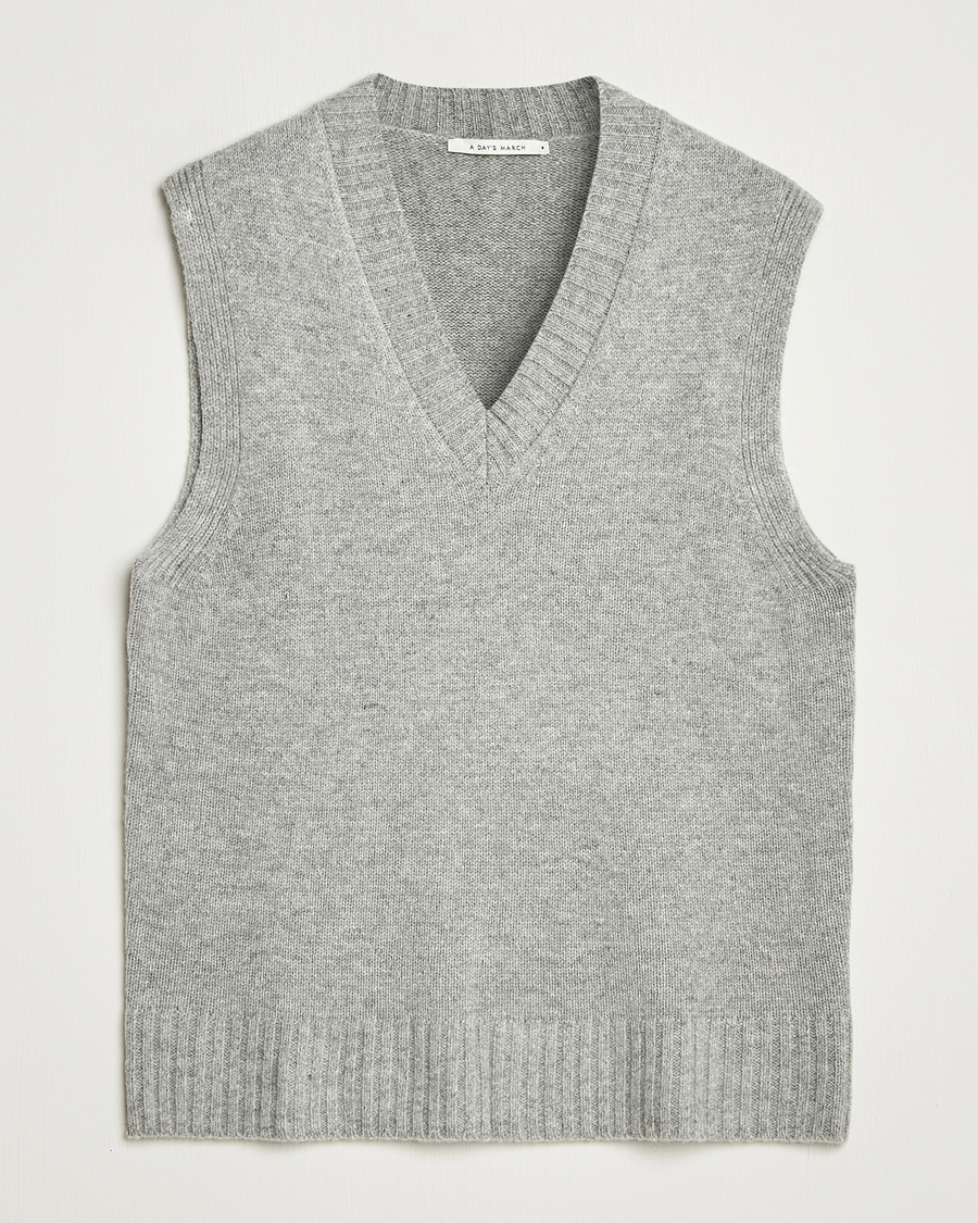 Men | Sweaters & Knitwear | A Day's March | Wigtown Lambswool V-Neck Vest Grey Melange