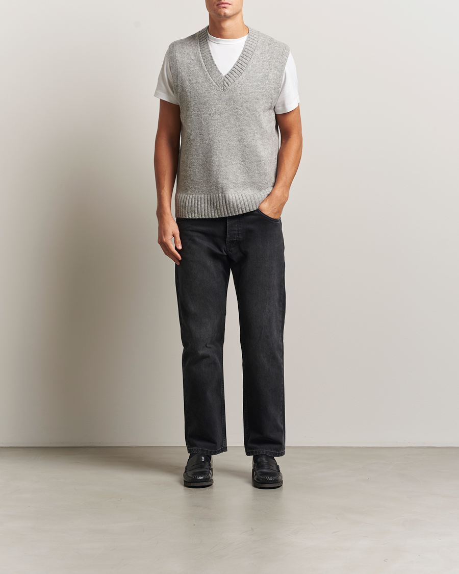 Men | Sweaters & Knitwear | A Day's March | Wigtown Lambswool V-Neck Vest Grey Melange