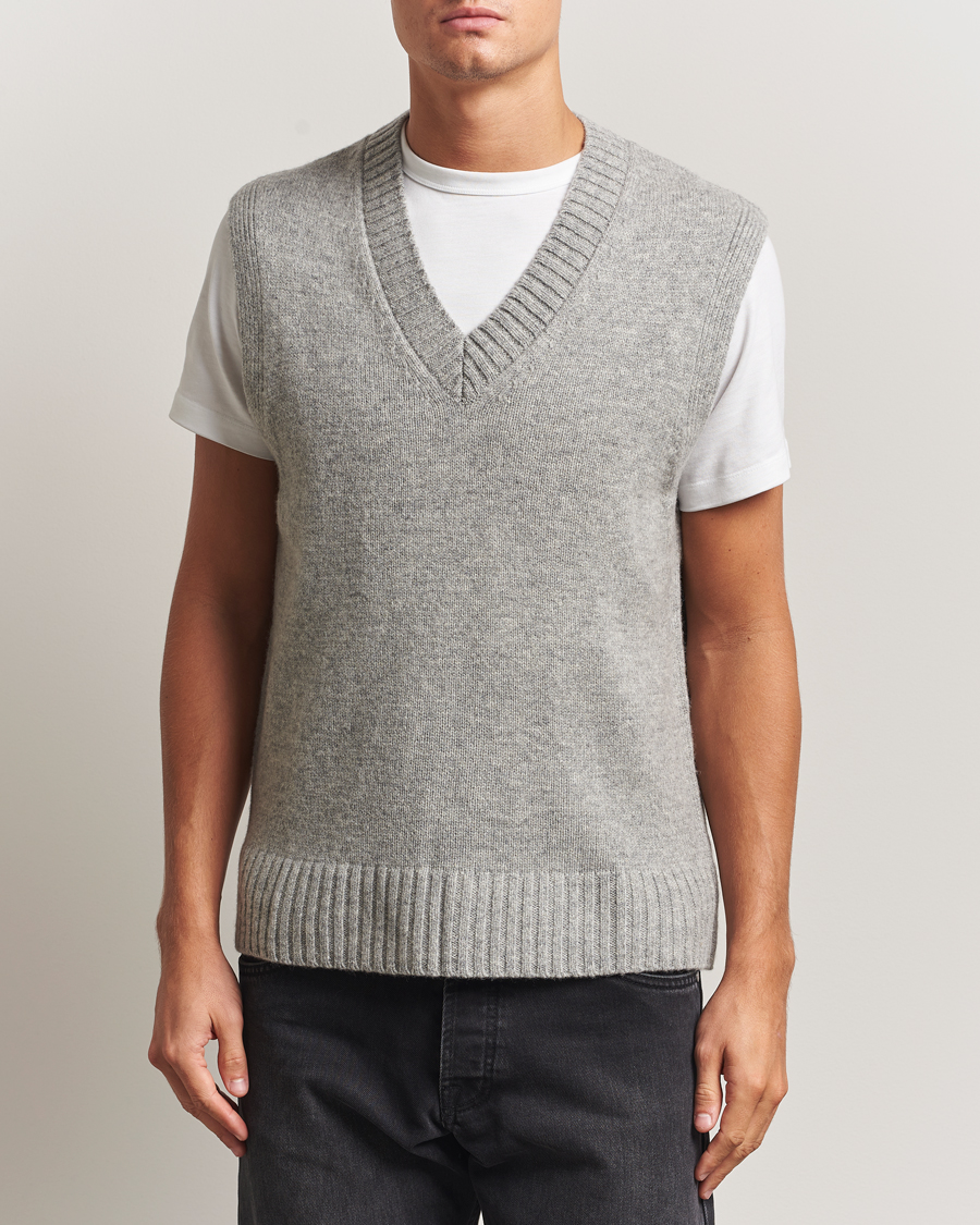 Men | Sweaters & Knitwear | A Day's March | Wigtown Lambswool V-Neck Vest Grey Melange