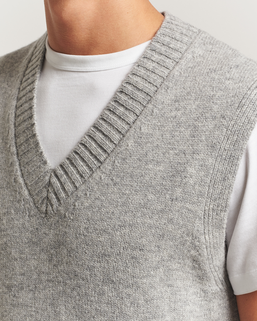 Men | Sweaters & Knitwear | A Day's March | Wigtown Lambswool V-Neck Vest Grey Melange