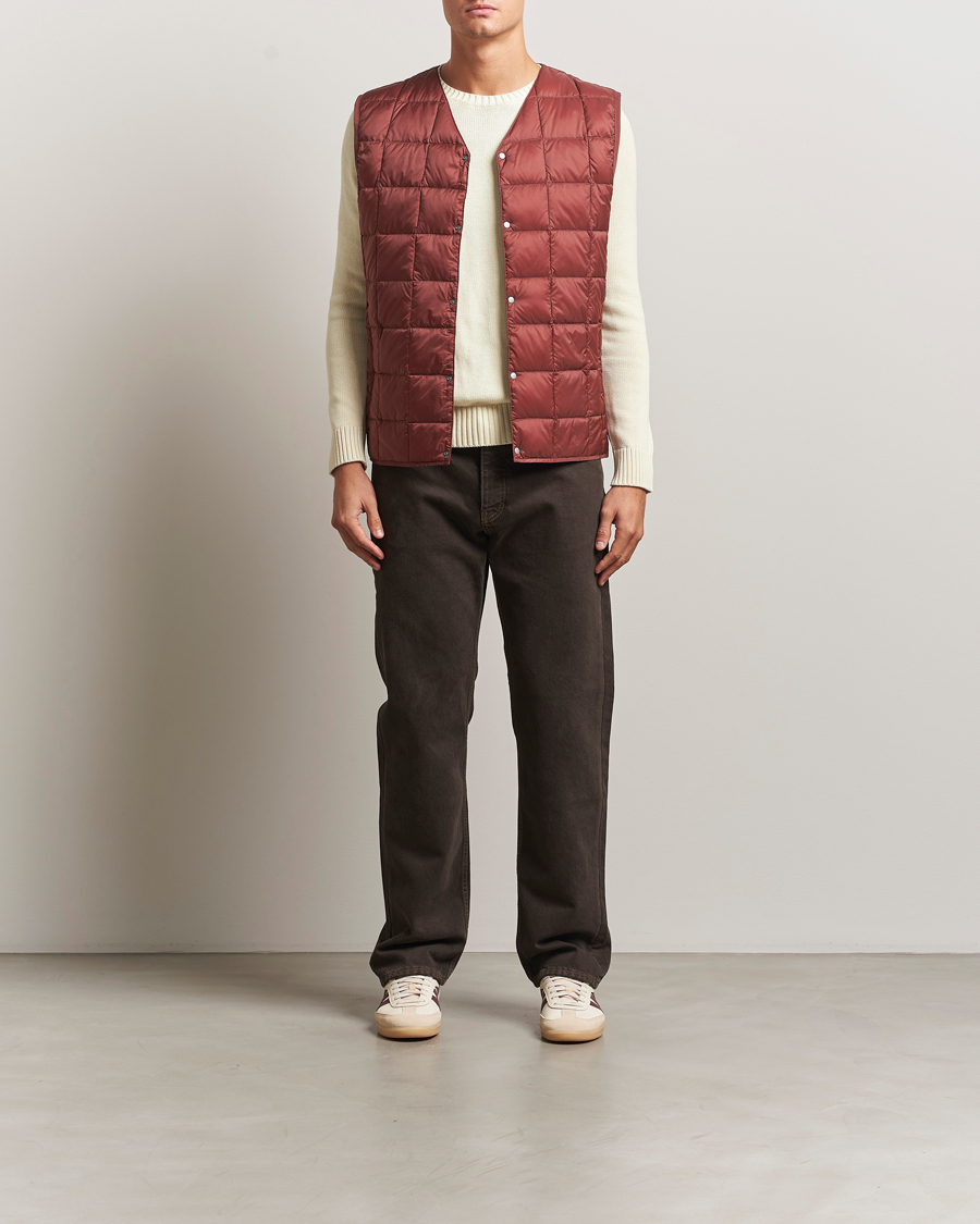 Men | Gilets | TAION | V-Neck Lightweight Down Vest Dark Red
