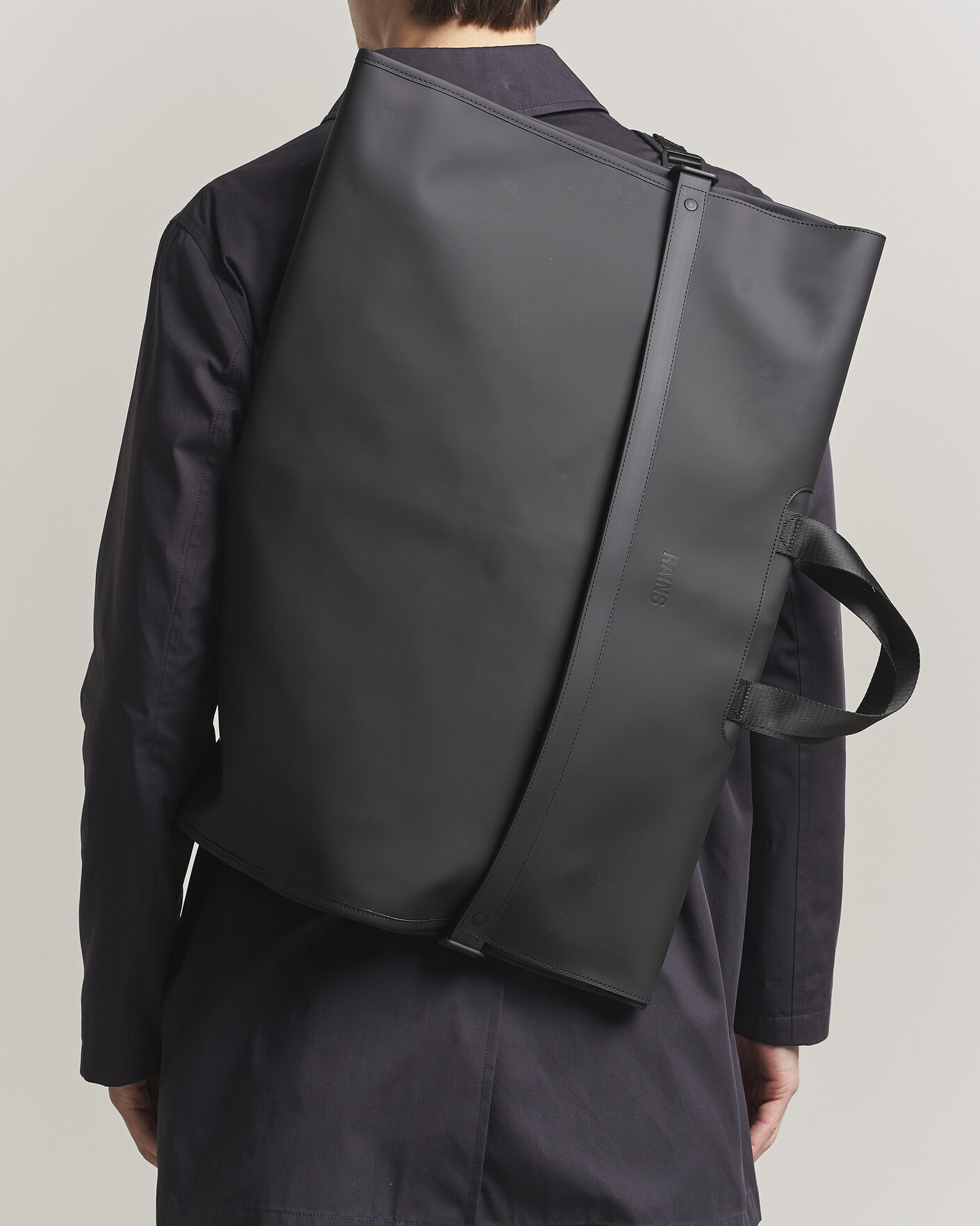 Men | RAINS OTG Suit Bag Black | RAINS | OTG Suit Bag Black