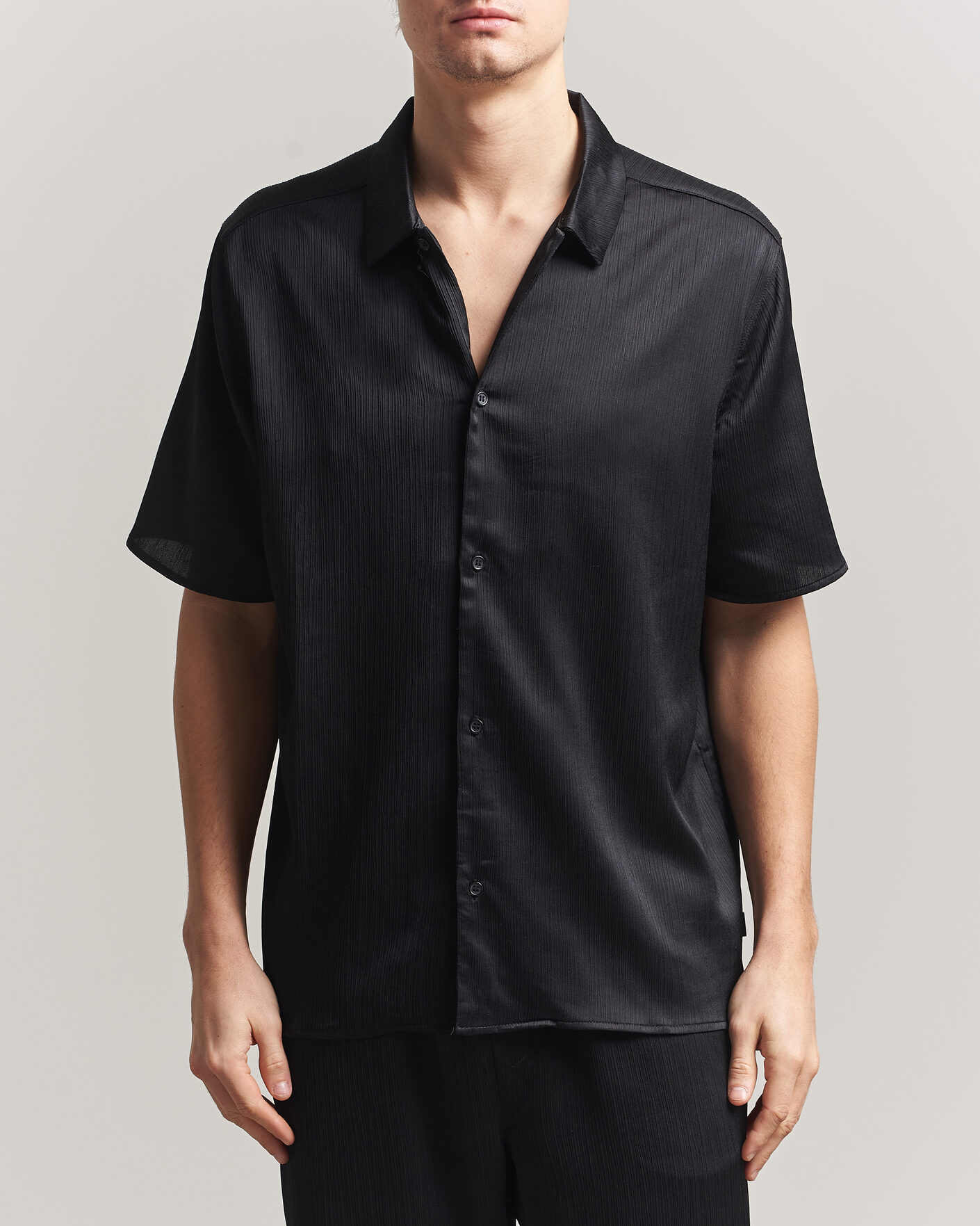 Men | Shirts | LES DEUX | Hector Plissé Short Sleeve Shirt Black