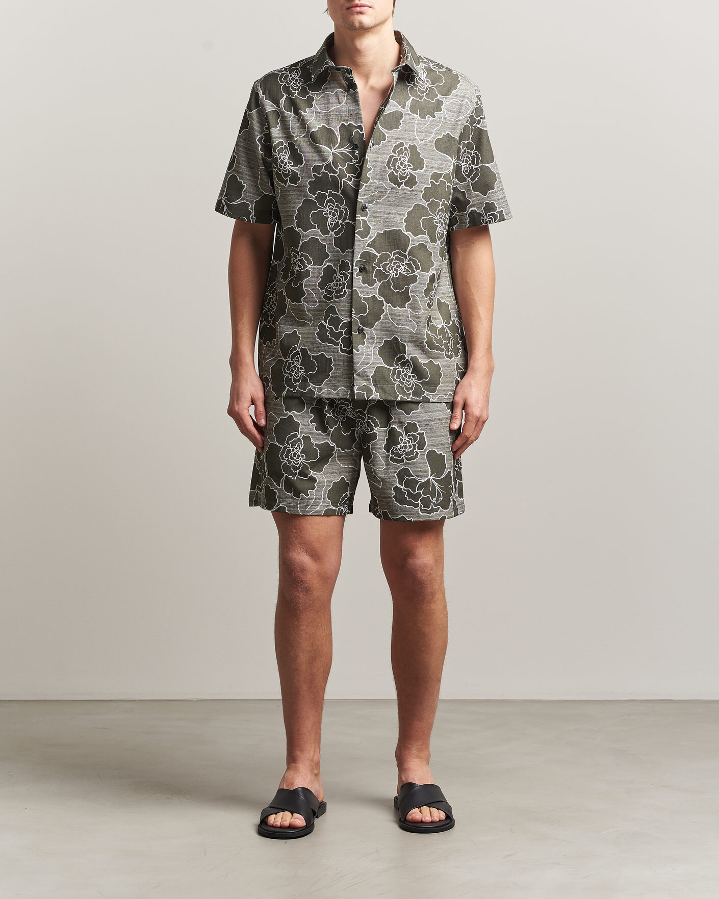 Men | Shirts | LES DEUX | Charlie Poppy AOP Short Sleeve Shirt Olive Night