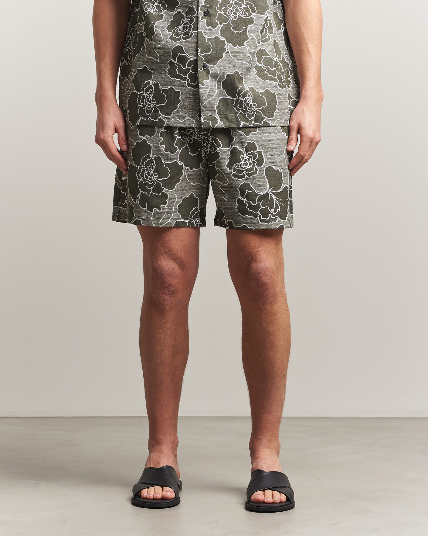 Men | Shorts | LES DEUX | Charlie Poppy AOP Shorts Olive Night